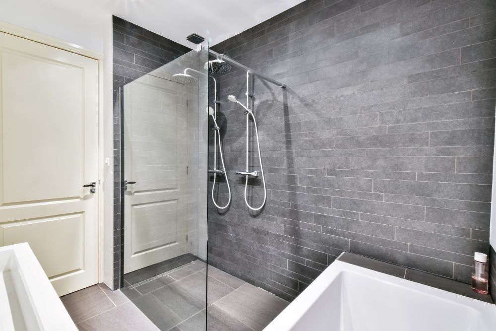 Cloison de douche : choix et conditions de pose